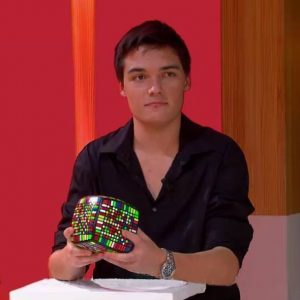 Clément Cherblanc, en chemise noire, tenant à deux mains un big cube aux nombreuses rangées